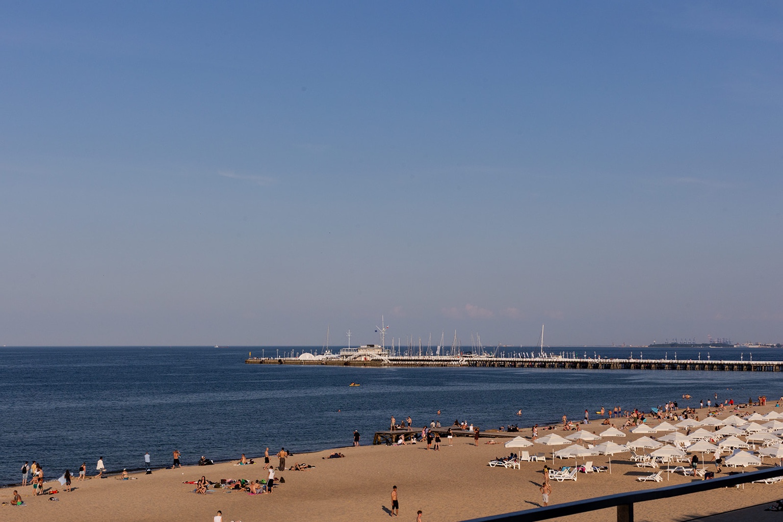Widok z Bulaju na plażę i morze